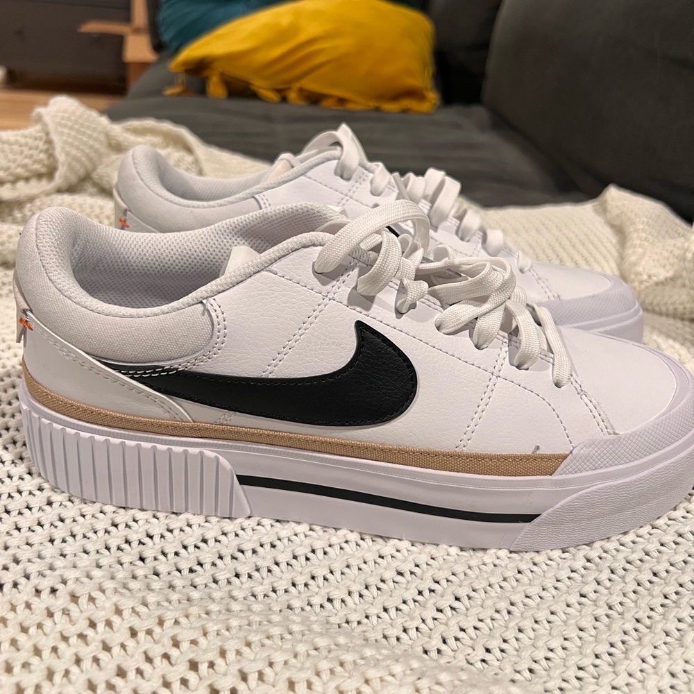 Nike Court Legacy Lift Sneaker